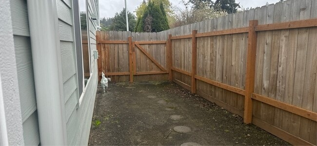 Building Photo - 215 Pioneer Dr