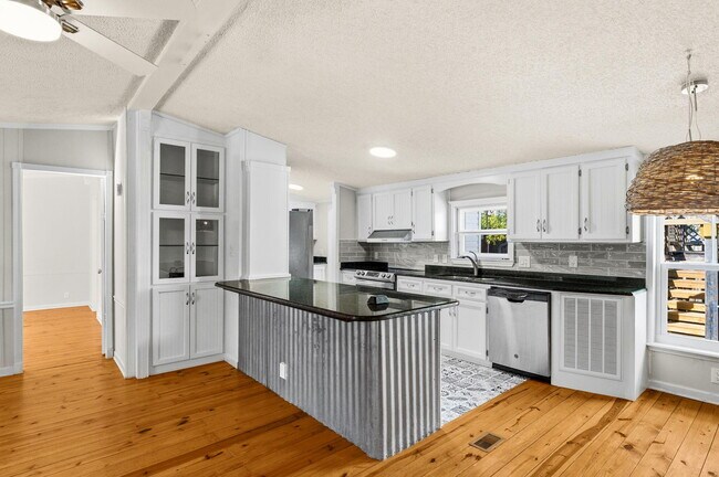 Building Photo - 215 Lee Pl