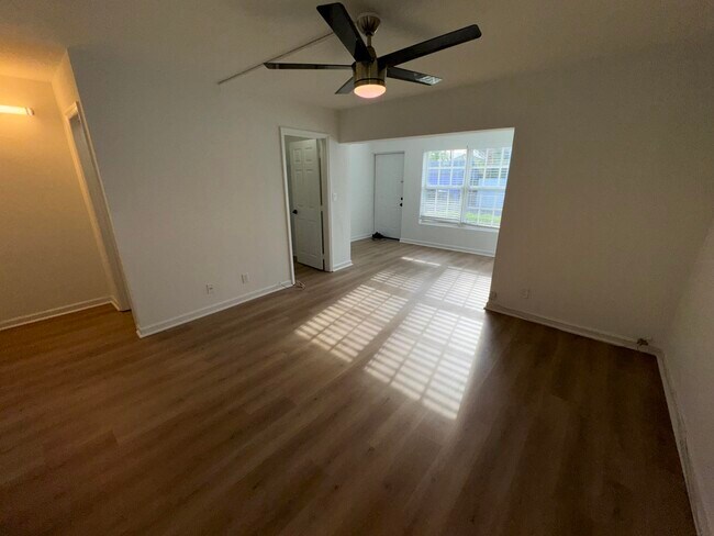 Building Photo - 110 N Lakeside Dr