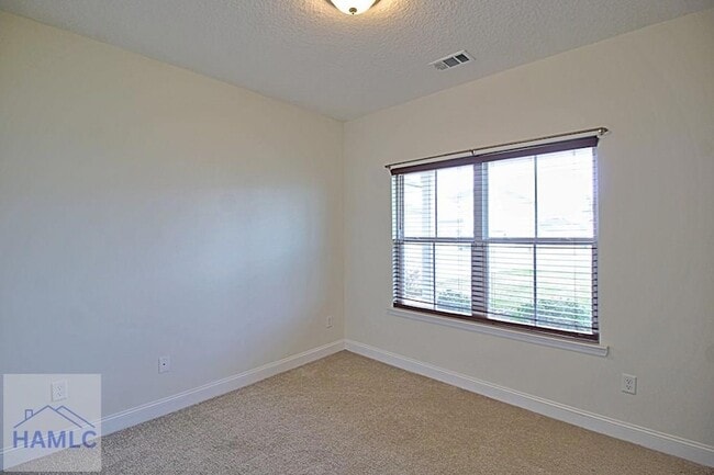 Building Photo - 302 Mcclelland Lp NE