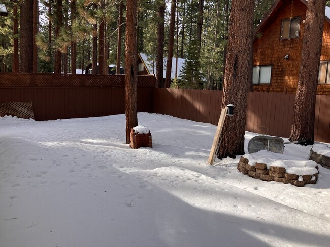 Building Photo - 3 bedroom cabin with garage