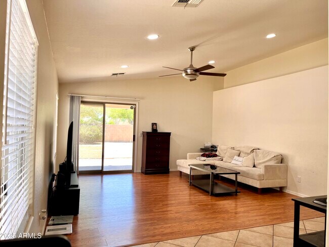 Building Photo - 1825 E Aloe Pl