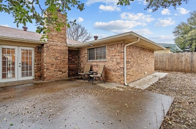 Building Photo - Bright 3-Bed, 2-Bath Lewisville Home with Spacious Fenced Yards