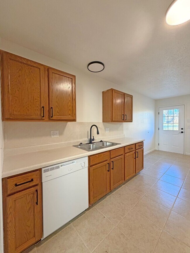 Building Photo - 4835/4837 S Glenn Duplex