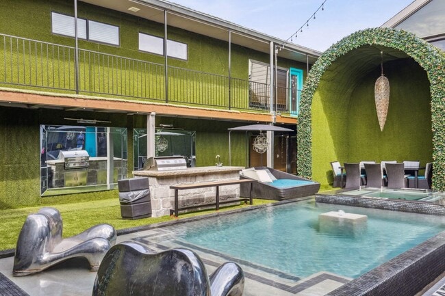 Building Photo - London Apartments