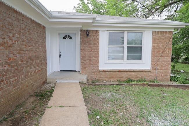 Building Photo - S 84th E Ave Duplex