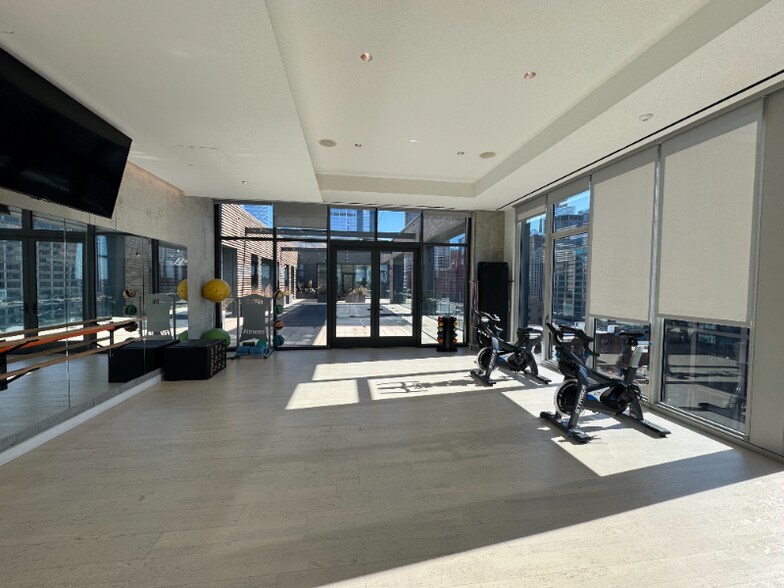 Building Photo - 167 N Desplaines St