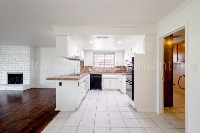 Building Photo - 3 Bedroom/2 Bath Home - $2250 per month!