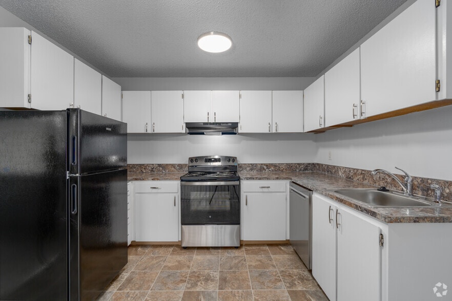 1BR, 1BA - 750SF - Kitchen - The Reef Apartments