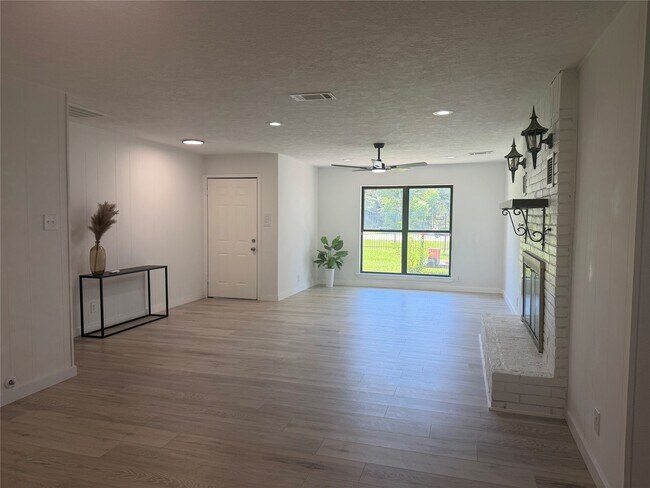 Building Photo - 143 Hollyvale Dr