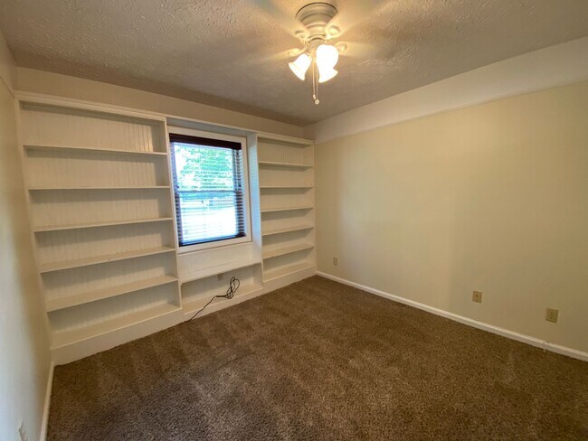 Building Photo - Adorable 3/2 on large corner lot