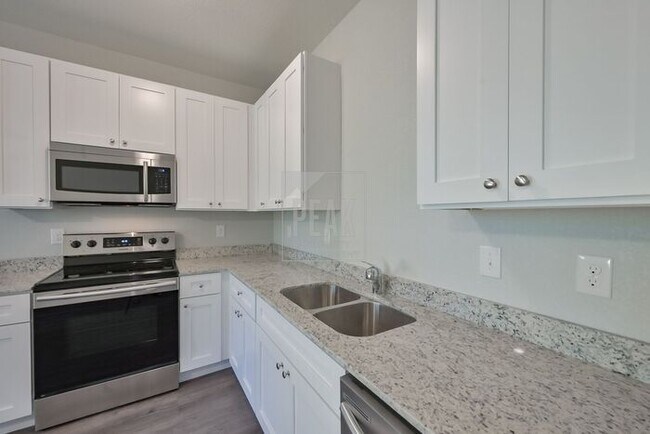 Building Photo - $1500! Stylish 2BR Townhome with 15 Minutes from Downtown Fort Worth Stockyards! Free application...