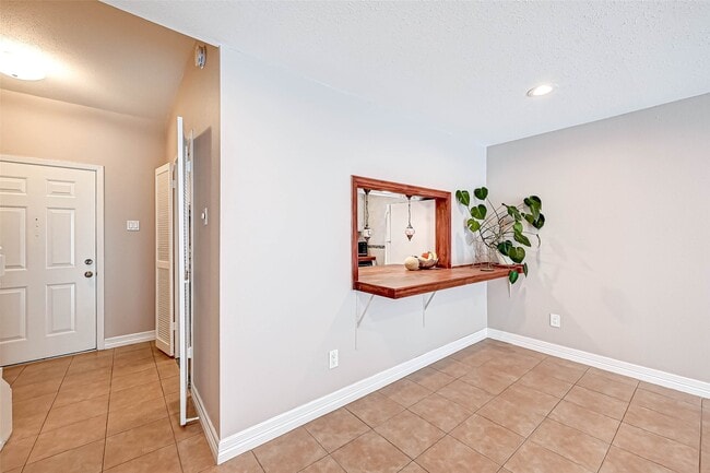 Building Photo - 2232 S Piney Point Rd