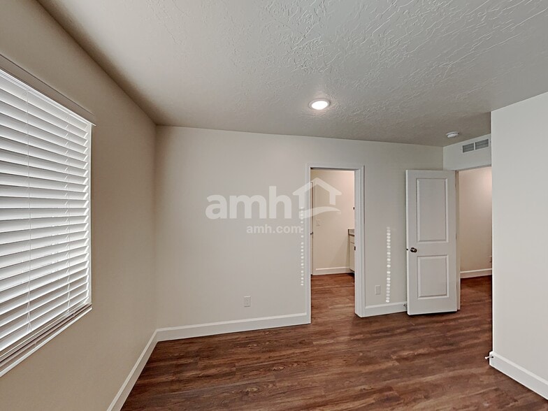 Building Photo - 1309 N Rickshaw Ln