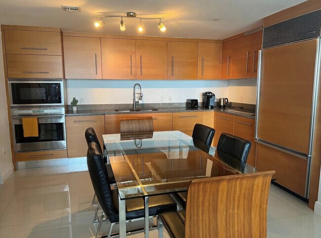 Building Photo - 485 Brickell Ave