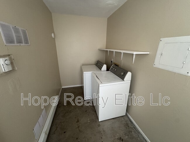 Building Photo - 1225 N Chestnut St