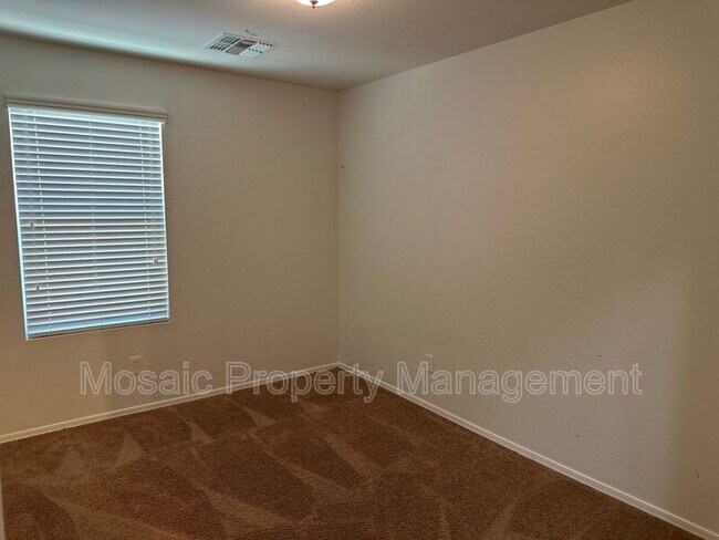 Building Photo - 957 S Almira Ave