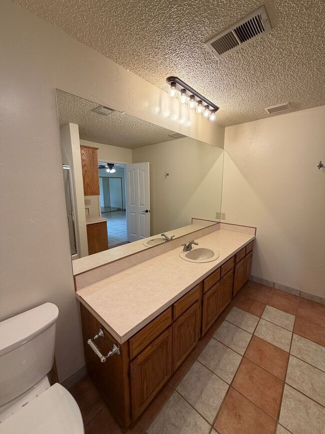 Building Photo - Hard to find 3 Bdrm, 2 Bath home in Harbor isles on the canal 2 miles to Sky Lakes Medical Ctr an...