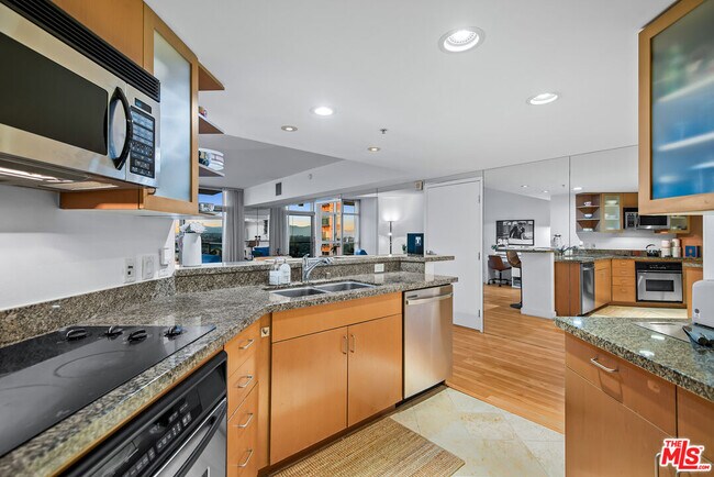 Building Photo - 13700 Marina Pointe Dr