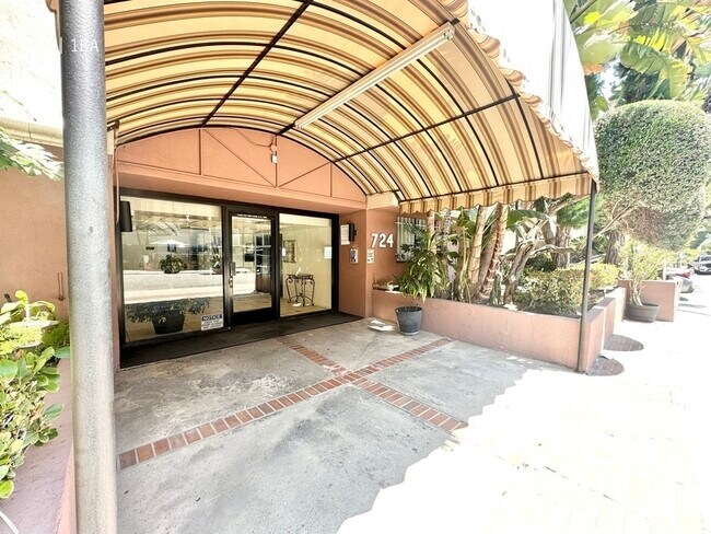 Building Photo - 724 N W Knoll Dr