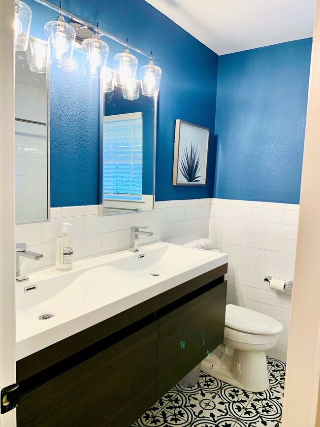 Building Photo - *** Near Domain * Stunning 4 Bedroom House...