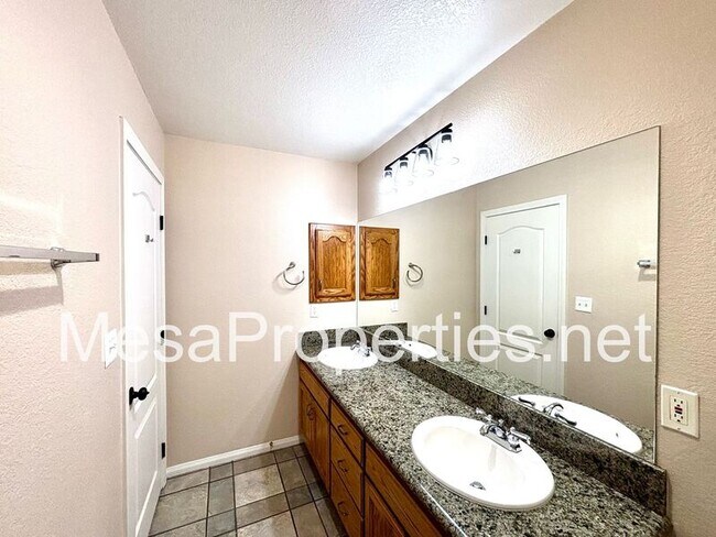 Building Photo - 15601 Sultana St