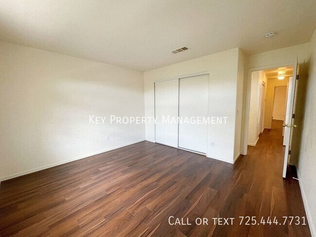 Building Photo - 1400+SF TOWNHOME W/ 1 CAR GARAGE AND ALL A...