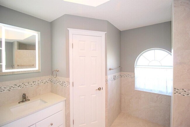 Building Photo - 20 Clarendon Ct N