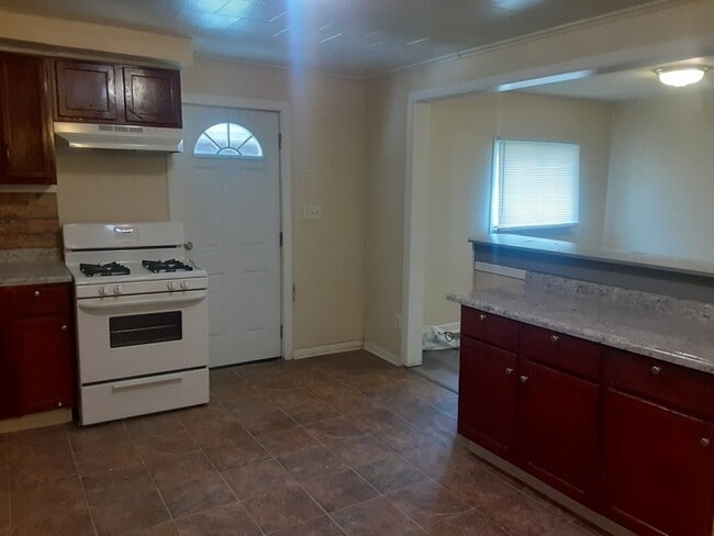 Building Photo - Nice 3 Bedroom Ranch w/ 2 Car Garage in Pe...