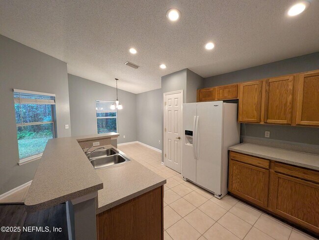 Building Photo - 712 N Edenbridge Way