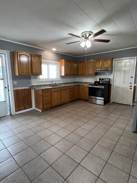 Building Photo - 133 Pleasant St