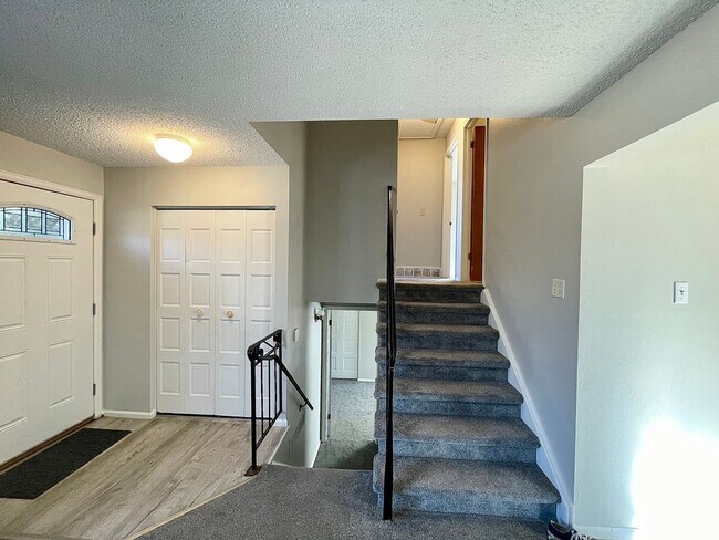 Building Photo - Beautiful updated 3 bedroom 2 bath home in Greeley!