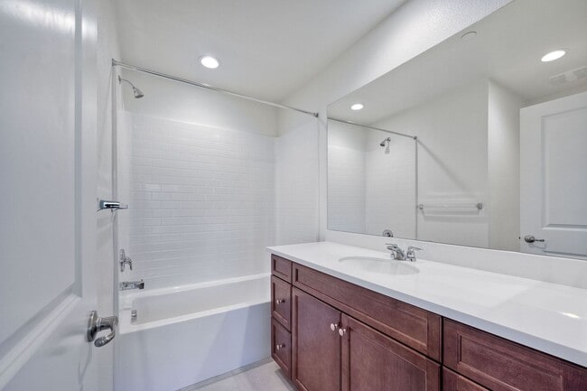 Building Photo - Available Now! 3 Story Townhome - New Construction!!