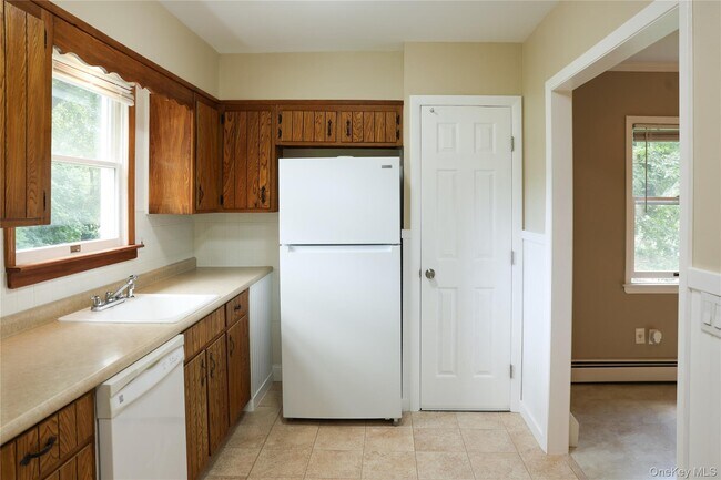 Building Photo - 50 Baron De Hirsch Rd