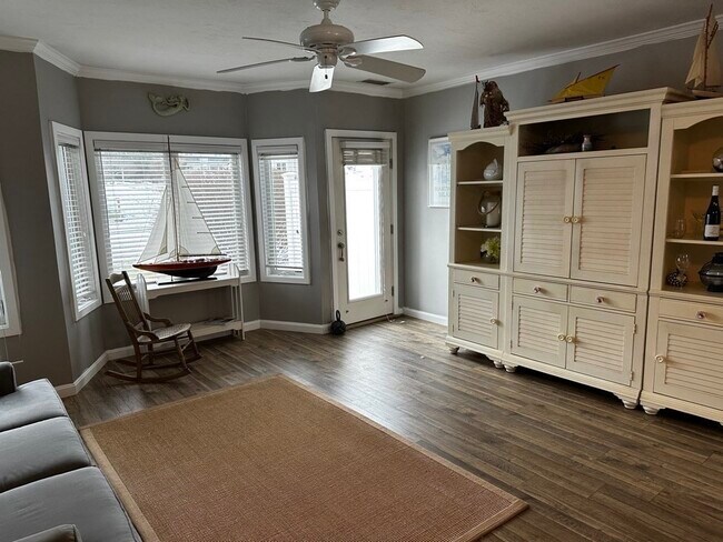 Building Photo - 561 White Cliffs Dr