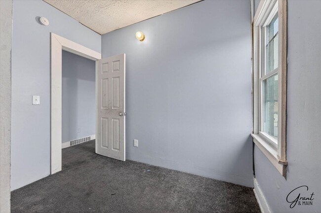 Building Photo - $1550 4 bedroom