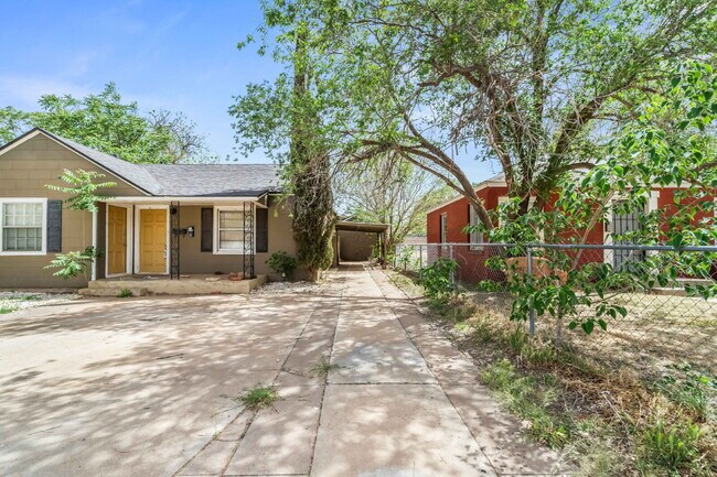 Primary Photo - Charming Efficiency, Minutes from Texas Tech