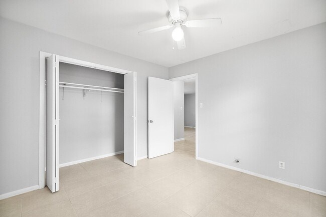 Building Photo - 5605 1/2 Jim Hogg Ave-