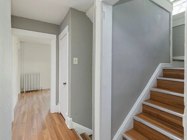 Building Photo - "Charming 2-Bedroom Gem with Ample Space on Cottage Grove Avenue!"