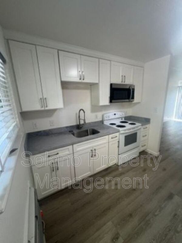 Building Photo - 741 Alamo Dr