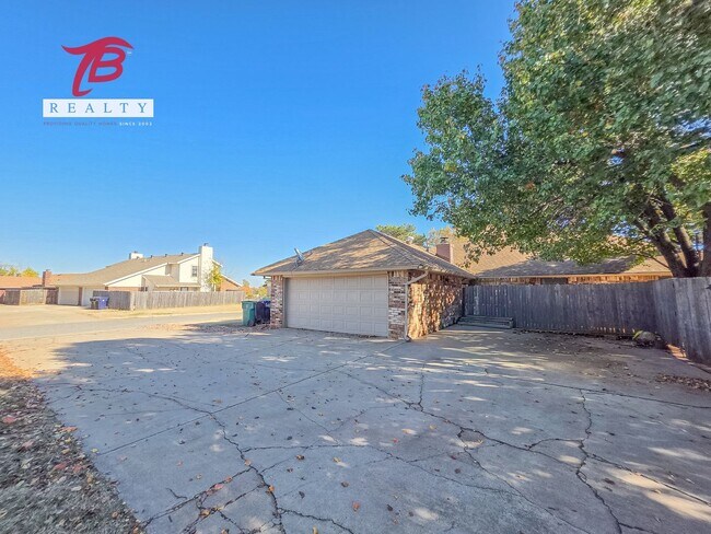 Building Photo - 6811 Lyrewood Ln