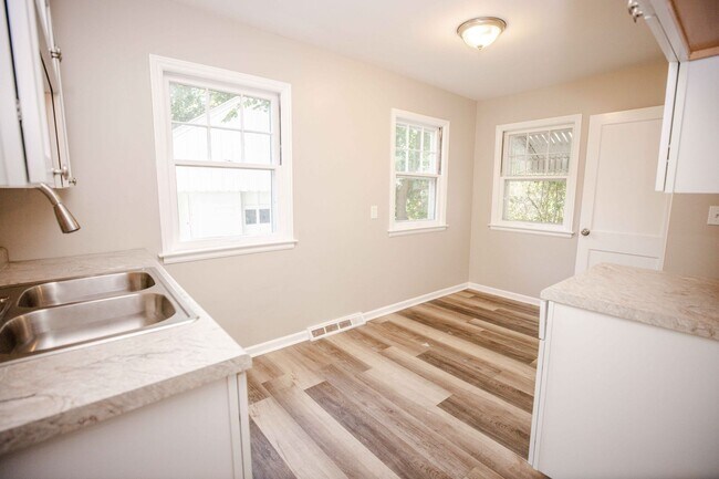 Building Photo - 3428 Beaumont Dr