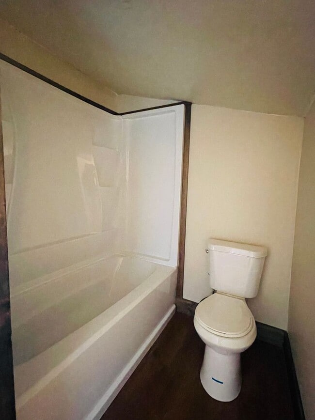Building Photo - Newly renovated 3 Bed / 1 1/2 Bath home wi...
