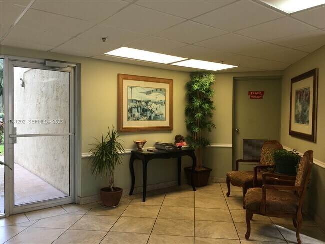 Building Photo - 3940 Inverrary Blvd