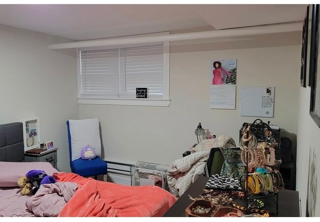 Building Photo - 732 W Roscoe St