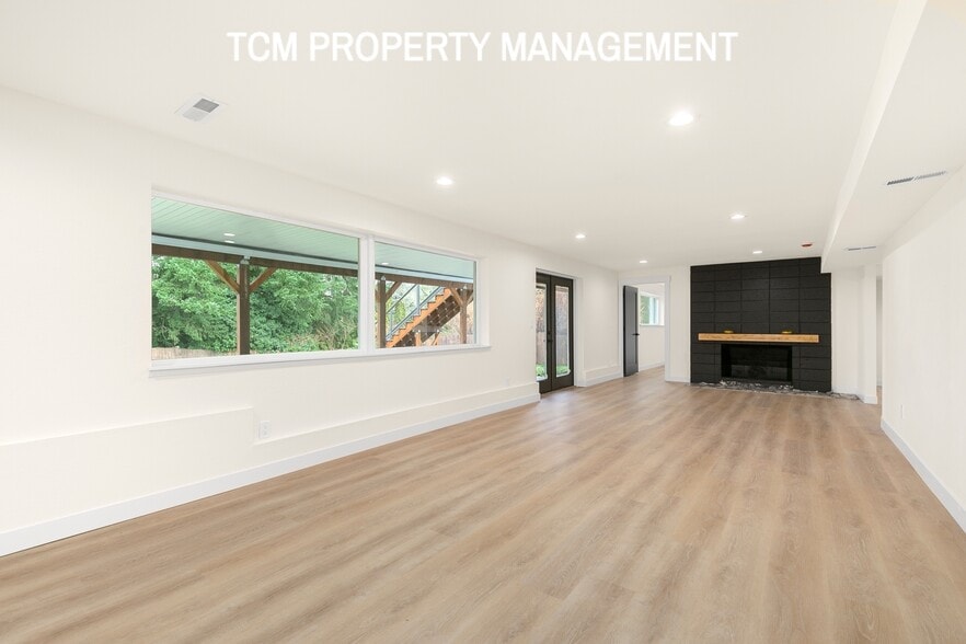 Building Photo - 1121 E Guiberson St