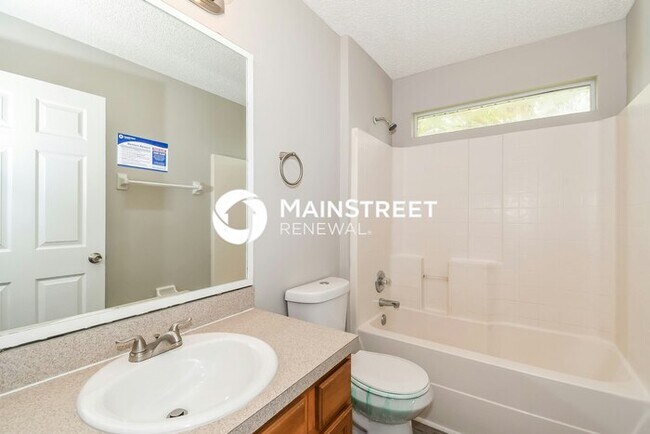 Building Photo - 4 Bedroom Pet-Friendly Home in Jacksonville, FL with Main Street Renewal