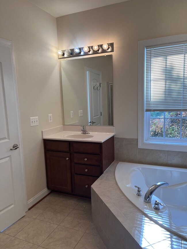 Building Photo - Large Townhouse In Haymarket