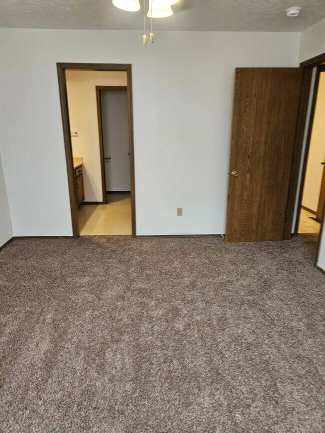 Building Photo - 607/609 W. Edgewood