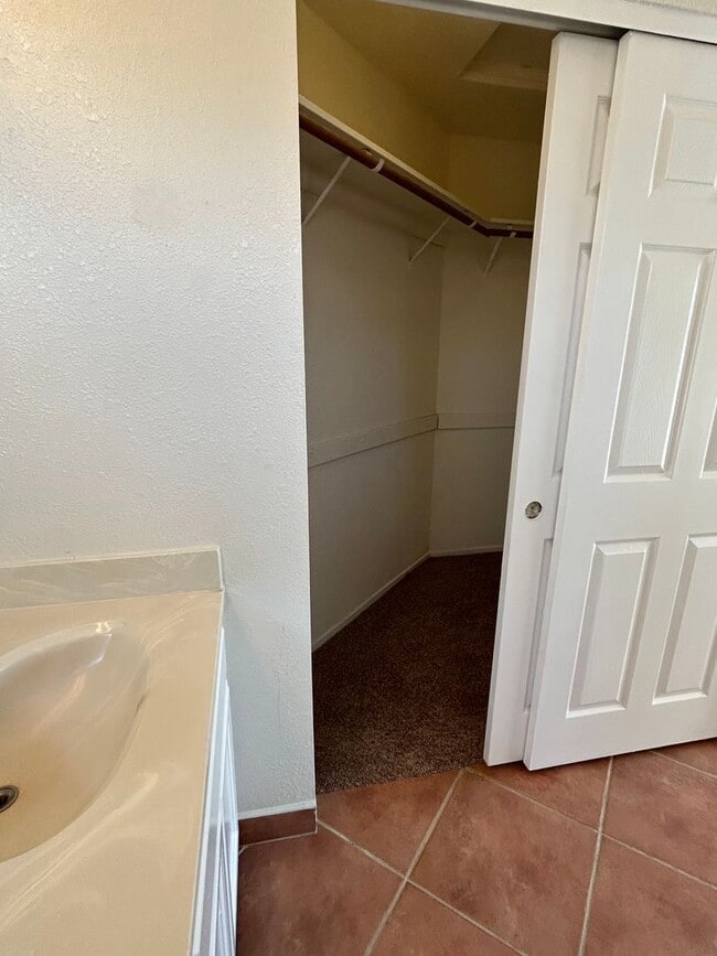 Building Photo - Beautiful 3 bedroom Home